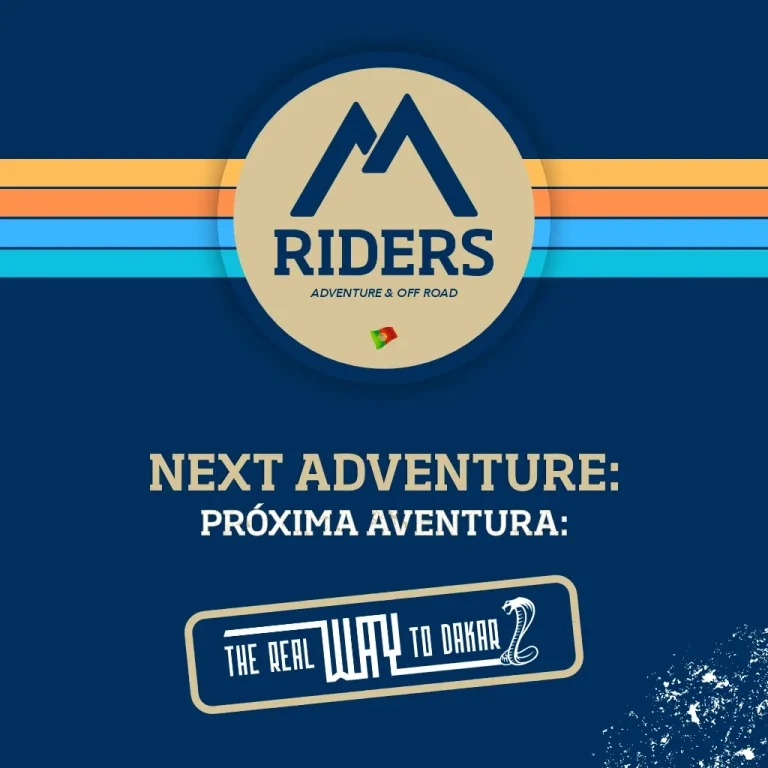 Logótipo da equipa "Mriders" ao centro, com o símbolo de uma montanha estilizada em azul sobre um fundo bege circular. Abaixo, está a inscrição "RIDERS – Adventure & Off Road", com uma pequena bandeira de Portugal. O fundo é azul escuro, atravessado por faixas horizontais em tons de laranja, azul e turquesa. Na parte inferior, lê-se “Next Adventure: Próxima Aventura: The Real Way to Dakar” com o logótipo correspondente.