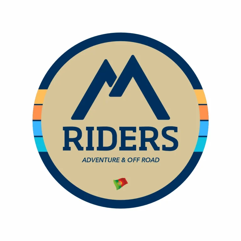 Logotipo oficial da MRiders, dupla de pilotos de Santa Maria da Feira, nomeadamente Miguel Ferreira da Silva e Hugo Miguel Castro, que partilham uma paixão pelo off-road e pela aventura. A imagem apresenta um símbolo estilizado de montanha que, além de evocar o espírito aventureiro da equipa, forma a letra “M”, referência direta aos nomes dos dois membros. O conjunto é complementado por cores vibrantes, inspiradas na natureza e nos tons do veículo da equipa, e pela bandeira de Portugal, elemento que reforça o orgulho nacional e as origens da MRiders.